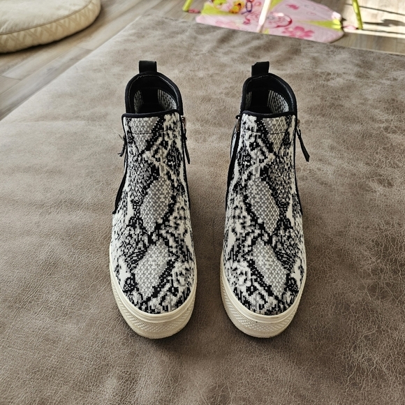 Steve Madden Loxely Wedge High Top - Picture 3 of 7